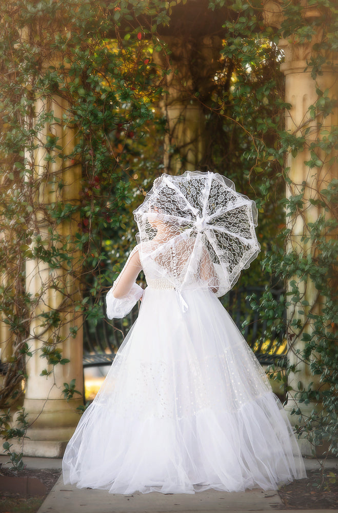 THE IVORY VINTAGE LACE PARASOL