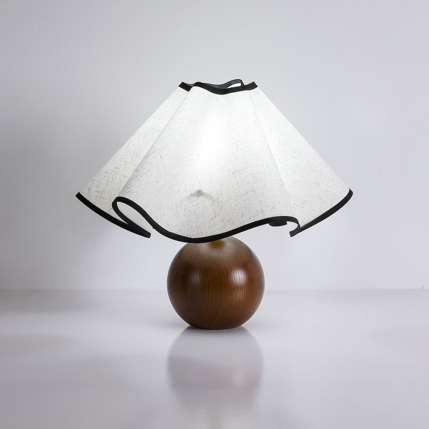 Elegant Wave Shade Table Lamp