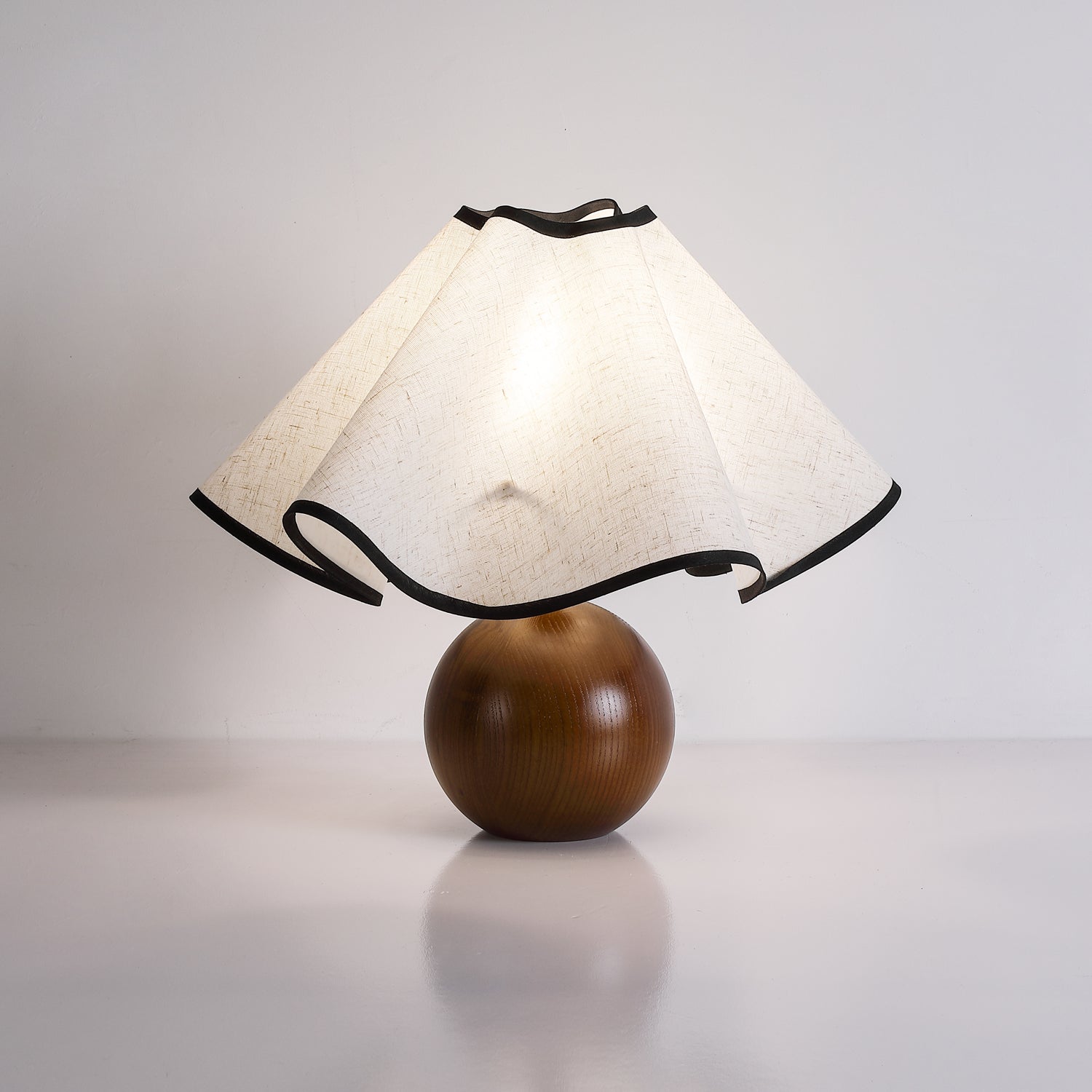 Elegant Wave Shade Table Lamp