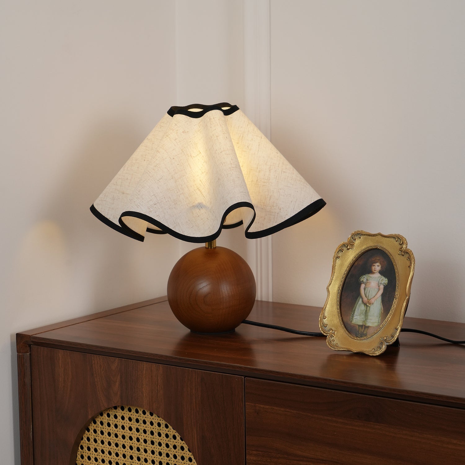 Elegant Wave Shade Table Lamp