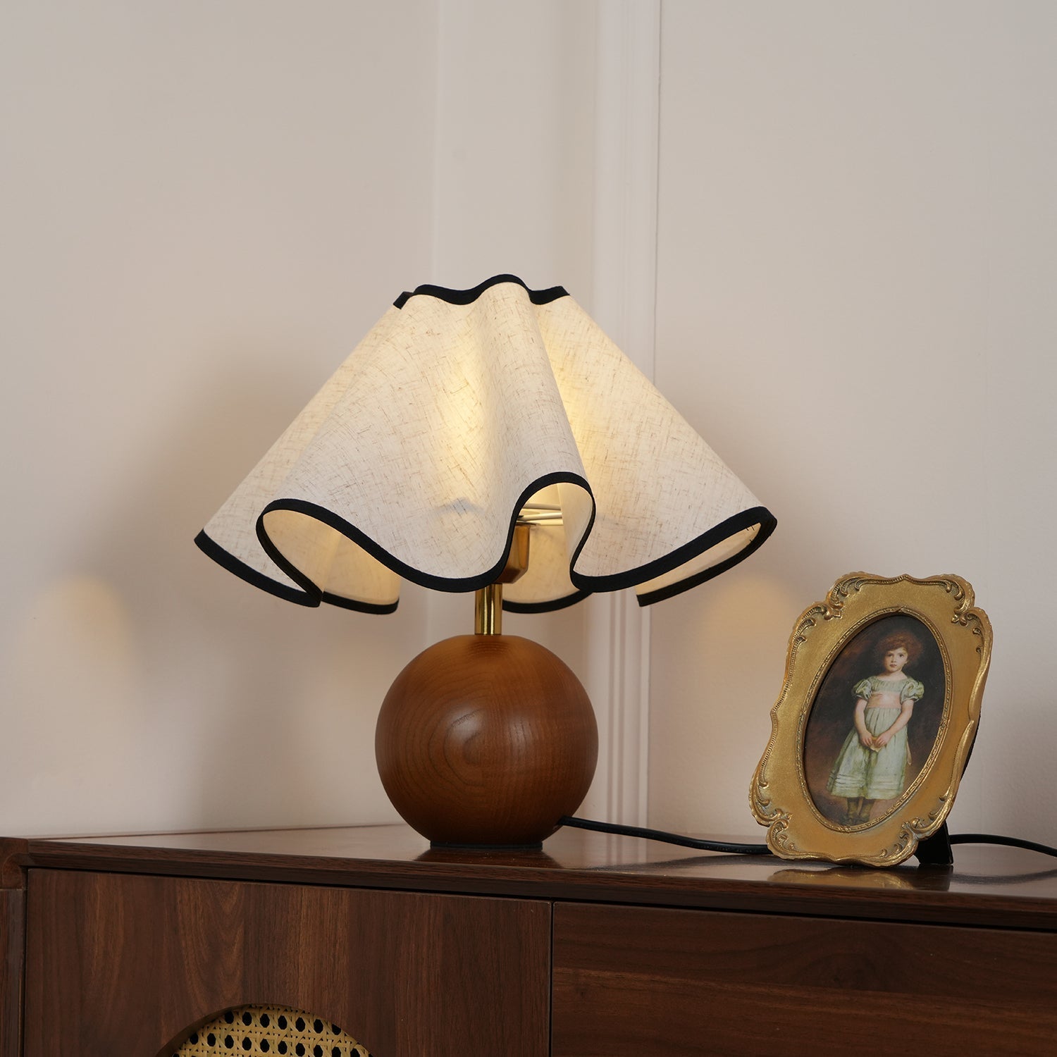 Elegant Wave Shade Table Lamp
