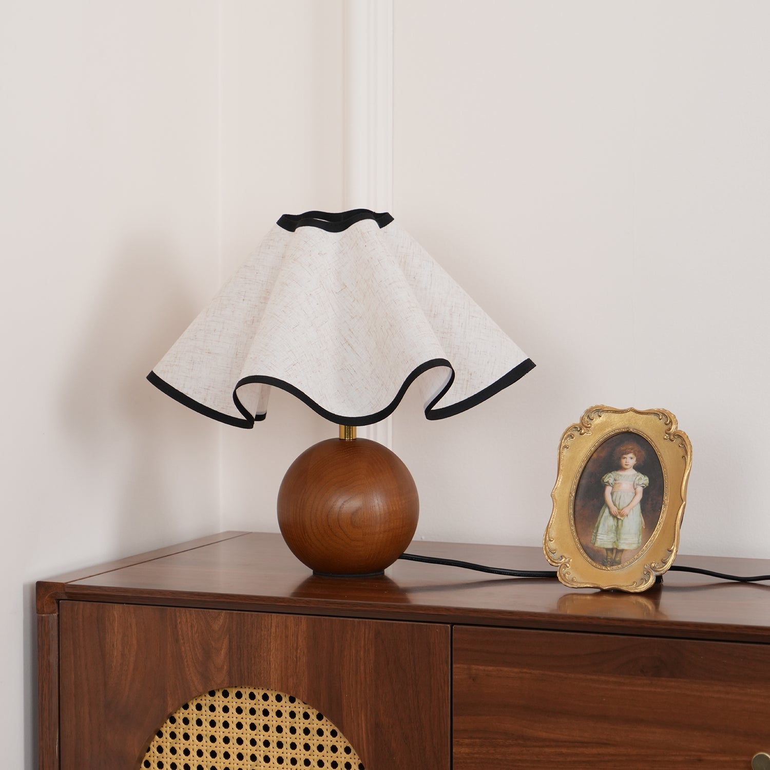 Elegant Wave Shade Table Lamp